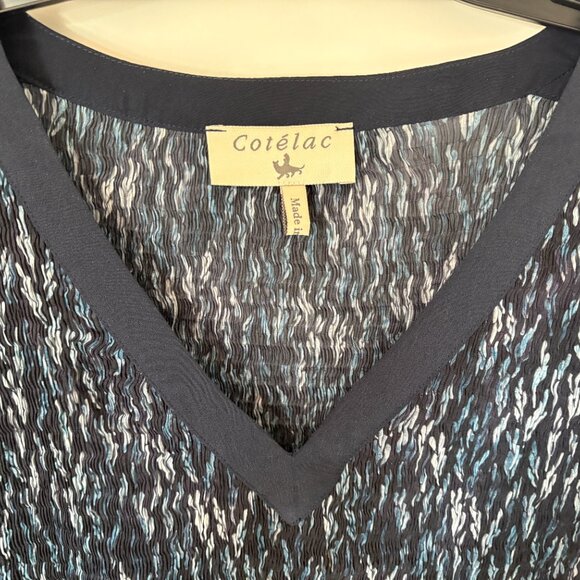 Unique lightweight pleated material blouse - Picture 3 of 6